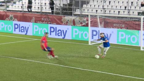 Die deutsche Auswahl kassiert bei der Kleinfeld-WM im Oman ihre erste Niederlage. Trotzdem erreicht das Team um Christoph Kramer das Achtelfinale.