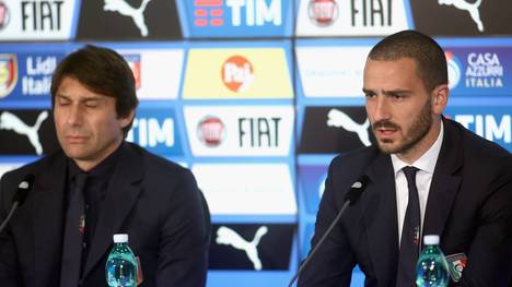 Leonardo Bonuccia (r.) bei der Pressekonferenz mit Italiens Trainer Antonio Conte