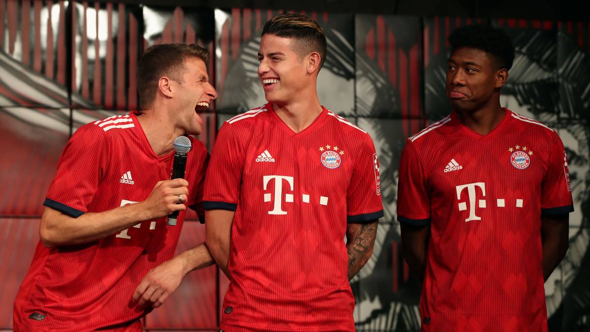 FC BAYERN MÜNCHEN: Thomas Müller, James Rodriguez und David Alaba haben bei der Vorstellung des neuen Bayern-Trikots sichtlich Spaß. Auf das ikonische Rot verzichtet man dabei natürlich nicht