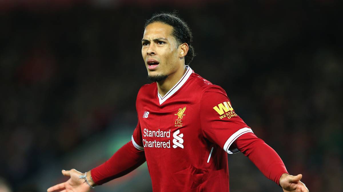 Virgil van Dijk kam aus Southampton für die Rekord-Ablöse von 75 Millionen Pfund (84,5 Mio. Euro) für einen Abwehrspieler. Klopp erntete viel Kritik, van Dijk sei viel zu teuer gewesen. Zudem löst der Niederländer allein die Abwehrprobleme der Reds ganz offensichtlich nicht
