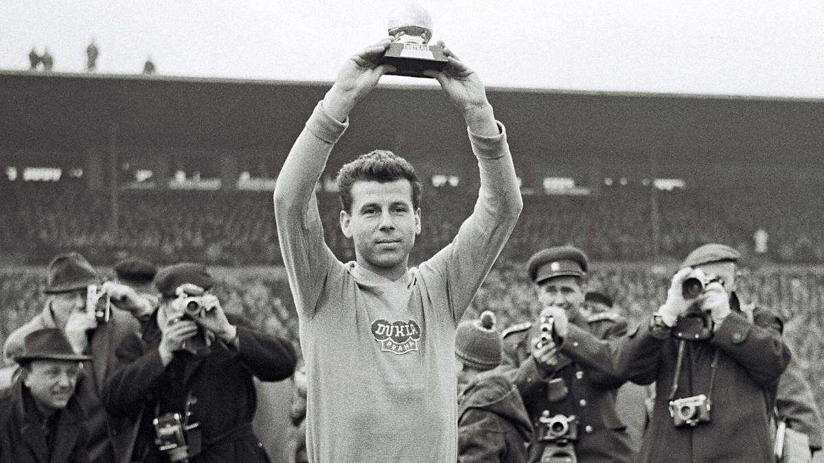 1962: JOSEF MASOPUST (CSSR/Dukla Prag): Die UEFA ist zu dieser Zeit dominiert von westeuropäischen Ländern, einen Blick hinter den eisernen Vorhang gibt es von dort aus nur im Europapokal oder bei großen Turnieren. So etwa bei der WM in Chile, wo Mittelfeldmann Masopust mit der Tschechoslowakei erst im Finale an Brasilien scheitert