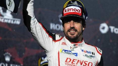 Fernando Alonso machte bei Siegerehrung noch gute Miene zum bösen Spiel