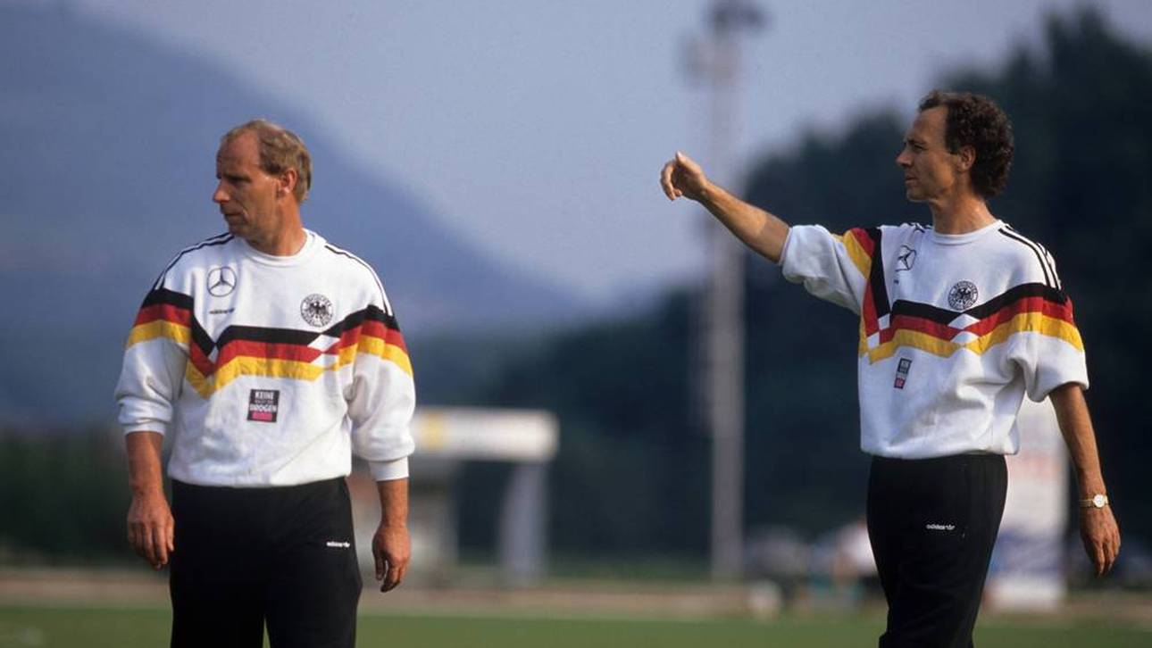 Berti Vogts (l.) und Franz Beckenbauer (r.) als Trainer bei der Nationalmannschaft 1990