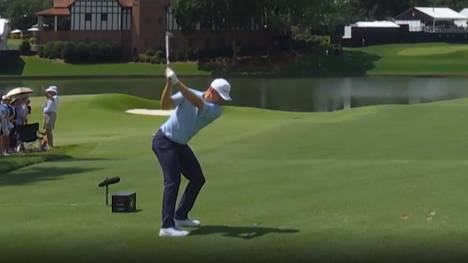 Justin Rose sorgt bei der Tour Championship 2026 mit einem Hole-in-One für einen unglaublichen Schlag. Der Ball landet direkt im Loch - die Kommentatoren sind aus dem Häuschen.