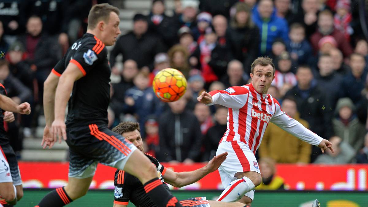 Seine Schmerzen sollten sich bald intensivieren: Gleich zu Beginn der Partie wirbelt Xherdan Shaqiri über seine linke Seite, dribbelt, wuselt und schlägt Flanken. Die United-Abwehr hat damit so ihre Probleme - von den Red Devils kommt nichts