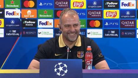Auf der Pressekonferenz vor dem Champions-League-Spiel gegen Dortmund bringt eine Wasserflasche Barca-Trainer Hansi Flick völlig aus dem Konzept, sodass er sogar in der falschen Sprache antwortet. 