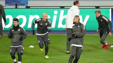 Juan Bernat (l.) und Arturo Vidal (2.v.r) müssen beim FC Bayern pausieren