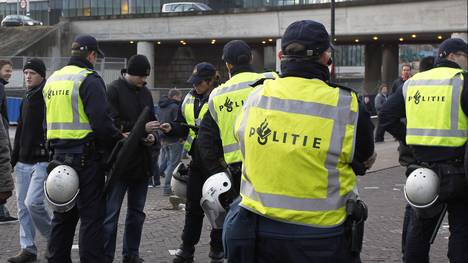Polizei vor der Arena in Amsterdam