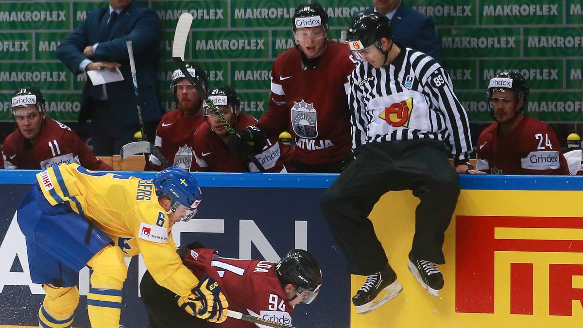 Aus der Bahn, Schiri! Der Schiedsrichter kann sich hier gerade noch rechtzeitig mit einem Sprung auf die Bande retten