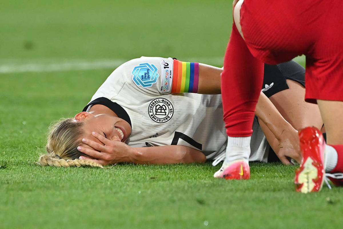 Beim EM-Auftakt der deutschen Frauennationalmannschaft zog sich Giulia Gwinn eine Innenbandverletzung am linken Knie zu. Der FC Bayern München gibt die Diagnose bekannt.