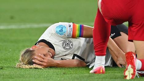 Beim EM-Auftakt der deutschen Frauennationalmannschaft zog sich Giulia Gwinn eine Innenbandverletzung am linken Knie zu. Der FC Bayern München gibt die Diagnose bekannt.