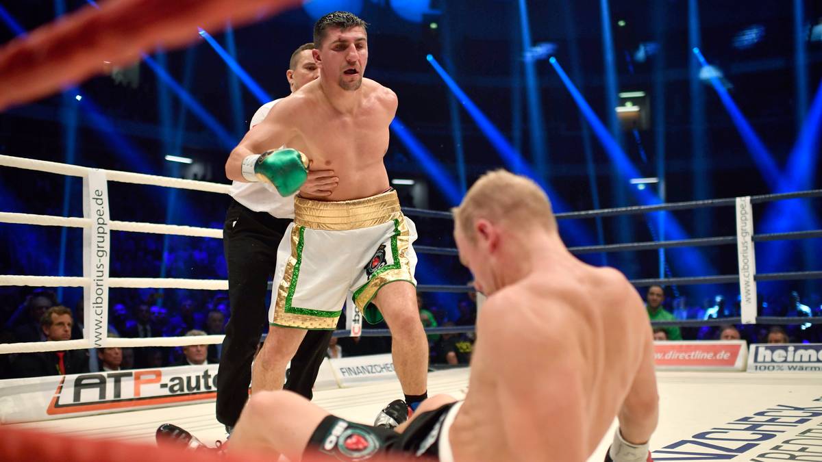 Eine harte Rechte zwingt Kucher zu Boden. Huck muss vom Ringrichter gebremst werden