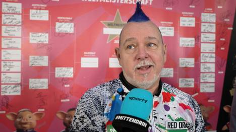 Peter Wright spricht vor seinem Duell mit Stephen Bunting im Viertelfinale der Darts WM 2025 Mit SPORT1 über die beiden Fanlager und erwartet eine Battle während des Spiels.