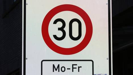 Ein Verkehrsschild fordert Tempo 30 vor einer Schule. Verkehrsschilder für Tempolimits sind oft mit Zusatzzeichen versehe