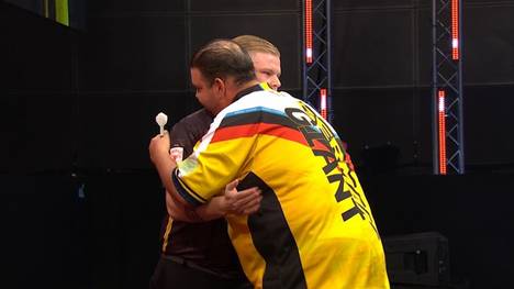 Gabriel Clemens scheitert bei den World Series of Darts Finals im ersten Spiel an Mike De Decker. Zusätzlich verpasst er den 9-Darter um Millimeter, nachdem er mit acht perfekten Darts ins Leg gestartet war.