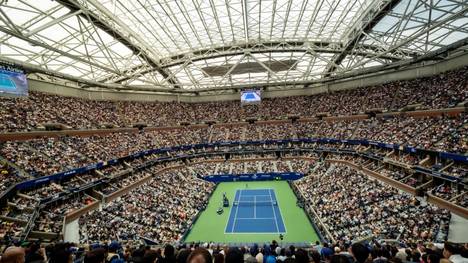 Die US Open finden vom 18. August bis 7. September in New York statt. Bei den Herren sind Jannik Sinner und Carlos Alcaraz die heißesten Anwärter auf den Titel. Bei den Damen dürften sich Iga Swiatek, Coco Gauff und Titelverteidigerin Aryna Sabalenka die größten Hoffnungen auf den Titel machen. 