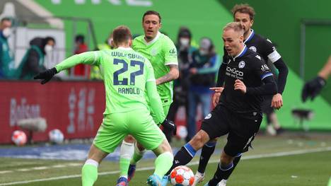 Florian Krüger (Arminia Bielefeld) kann das Spiel in Wolfsburg wegen Krämpfen nicht beenden