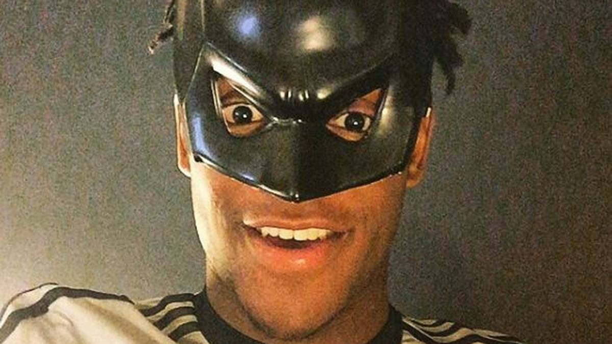 Der Belgier bezeichnet sich gerne als "Batsman", eine Verschmelzung aus Batman und seinen Nachnamen. Eine dazu passende Maske darf natürlich nicht fehlen 