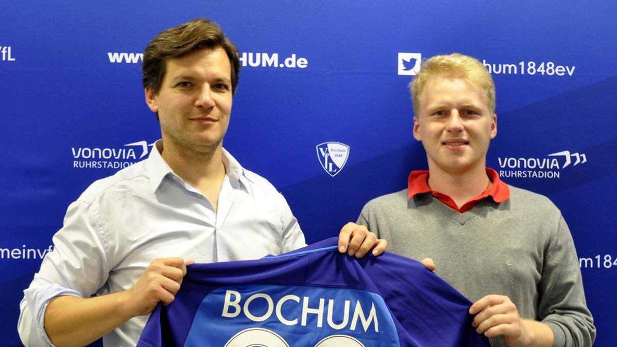 Der VfL Bochum-Profi (rechts im Bild) MegaBit hat von allen Spielern aber die beeindruckendste Bilanz: Auf der Xbox führt er mit 120 Siegen aus 120 Spielen die Rangliste an. Das war dem Bochumer offensichtlich nicht genug: Er absolvierte außerdem noch die 120 Spiele auf der PlayStation und holte dort 119 Spiele. An drei Wochenenden hat MegaBit also insgesamt 239 von 240 FIFA-Matches gewonnen, Chapeau!