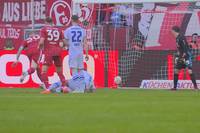 Fortuna Düsseldorf hat sich in einer unterhaltsamen Partie gegen Karlsruhe von zwei Rückständen nicht beirren lassen und am Ende einen 3:2-Erfolg eingefahren.