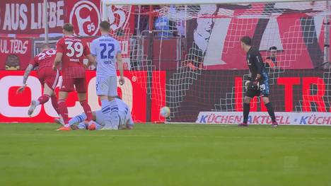 Fortuna Düsseldorf hat sich in einer unterhaltsamen Partie gegen Karlsruhe von zwei Rückständen nicht beirren lassen und am Ende einen 3:2-Erfolg eingefahren.