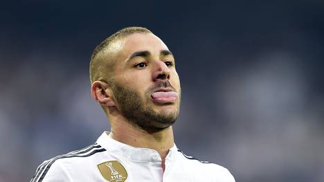 Karim Benzema von Real Madrid streckt die Zunge heraus