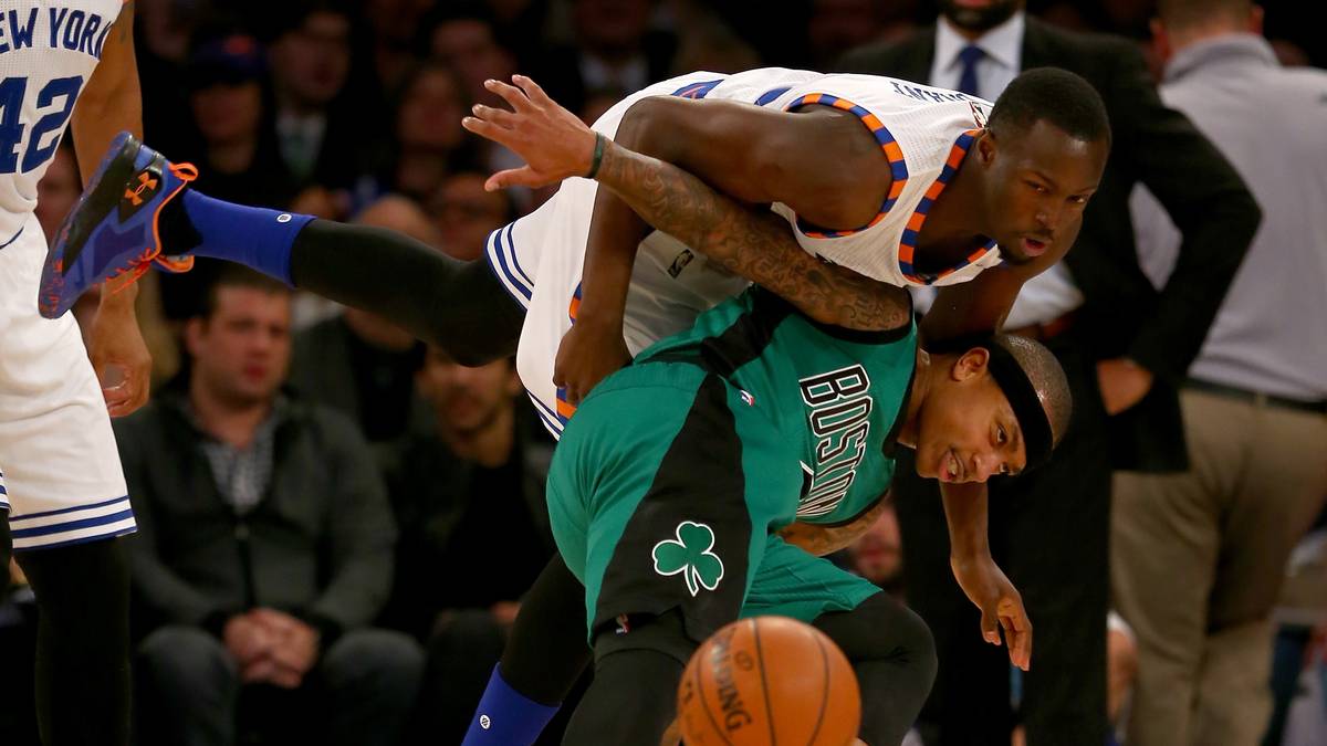 Nach klarer Führung der Knicks wird es am Ende noch ein ganz heißes Spiel. Bostons Isaiah Thomas muss sich gegen Rookie Jerian Grant erwehren