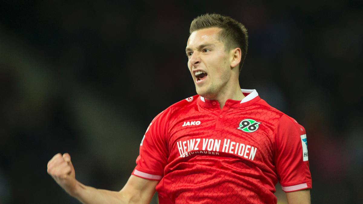 Artur Sobiech beweist dann in der 18. Minute, dass Hannover nicht nur Zweikampf kann und erzielt den 1:1-Ausgleich