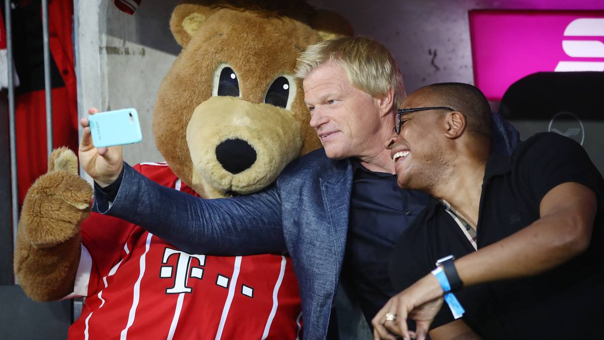 Oliver Kahn und sein ehemaliger Teamkollege Paulo Sergio nutzen die Zeit bis zum Anpfiff für ein Selfie mit dem Bayern-Maskottchen