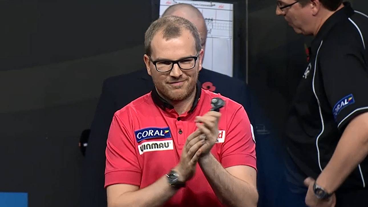 Mark Webster klatscht beim Grand Slam of Darts