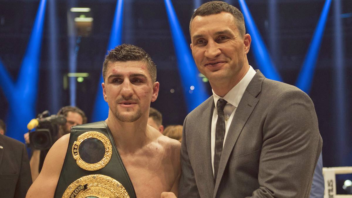 Auch Superstar Wladimir Klitschko (r.) hat den Kampf verfolgt und spricht Huck seine Glückwünsche aus. Huck steht nun bei einer Bilanz von 40 Siegen in 44 Profikämpfen