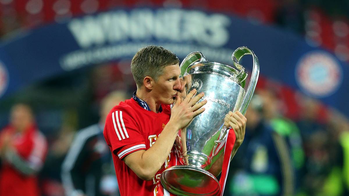 Dann der vorläufige Höhepunkt in Schweinsteigers Karriere: Nach zwei bitteren Final-Pleiten darf er den Henkelpott endlich in die Höhe stemmen. Den Ruf des Unvollendeten legt er damit ab