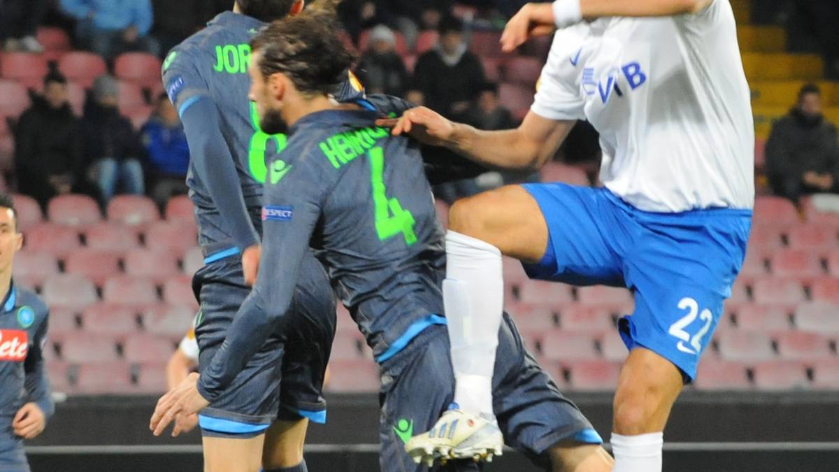 Nicht so gut auch die Lage für Kevin Kuranyi (r.) mit Dynamo Moskau. Der Ex-Nationalspieler trifft beim SSC Neapel zwar zum 1:0 für sein Team, verliert am Ende aber 0:3