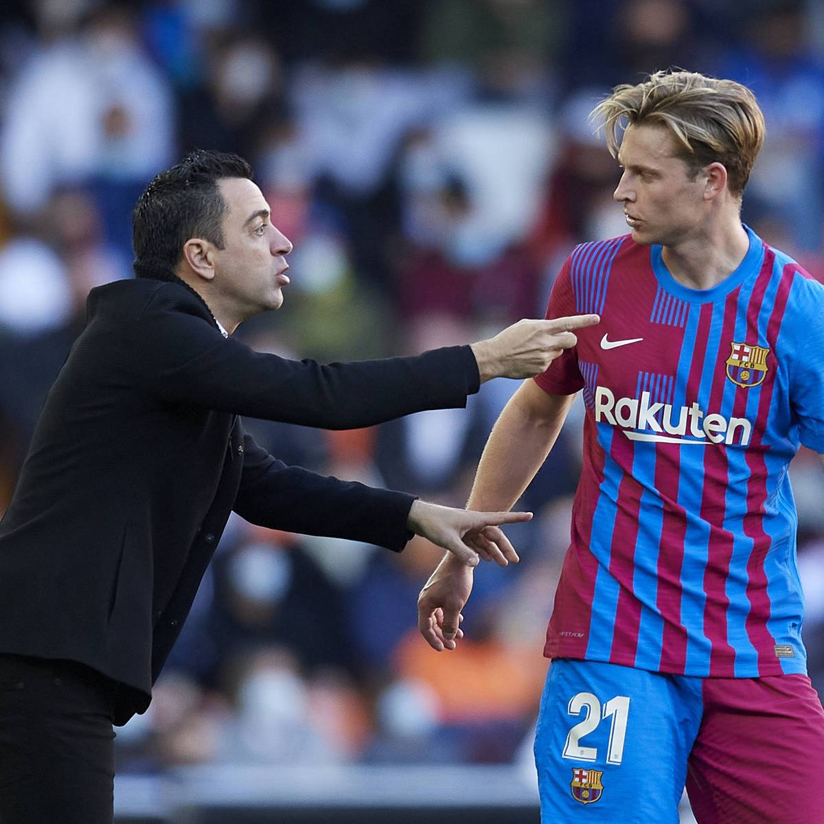 Barca-Trainer Xavi lobt Frenkie de Jong, obwohl dieser den Verein verlassen soll. Zugleich fordert der Coach weitere Neuzugänge.