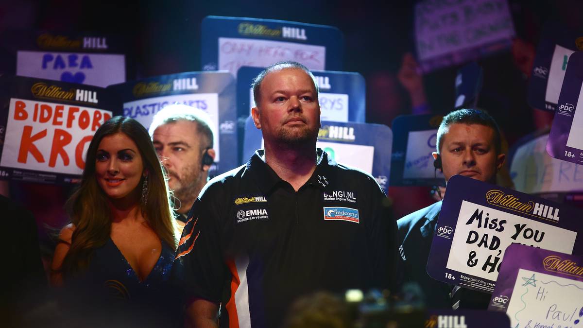 Die Walk-On-Girls sind seit diesem Jahr Geschichte auf den allergrößten Bühnen des Darts. Die Turniere der PDC World Tour steigen ohne die hübschen Damen. Erstmals findet nun auch eine WM ohne die Einlauf-Begleiterinnen der Darts-Stars statt