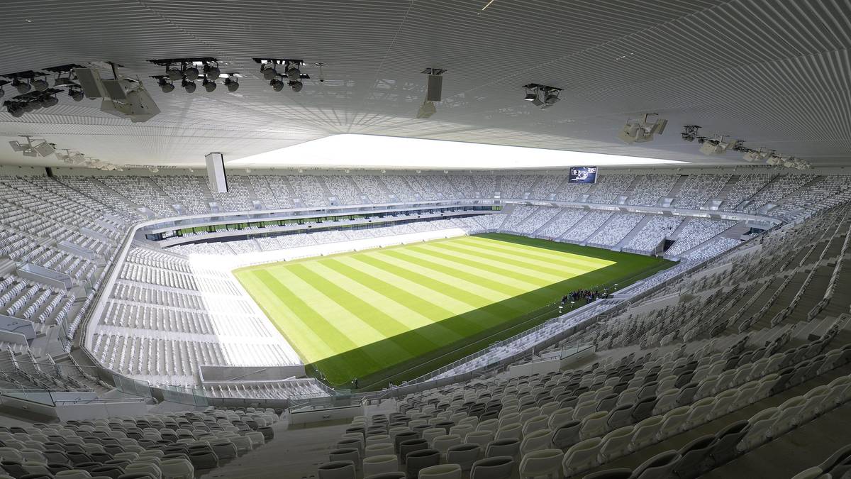 Stade de Bordeaux: Die neue Heimspielstätte von Willy Sagnols Girondins Bordeaux wurde 2015 eröffnet. Für das Design zeichnet das gleiche Architekturbüro verantwortlich, das auch die Münchner Allianz Arena entwarf. Bei der EURO finden insgesamt fünf Spiele in Bordeaux statt, vier Vorrundenpartien und ein Viertelfinale.
Kapazität: 42.000 Zuschauer
Eröffnung: 23. Mai 2015
Mannschaften: Girondins Bordeaux
Kosten: 183 Millionen Euro
