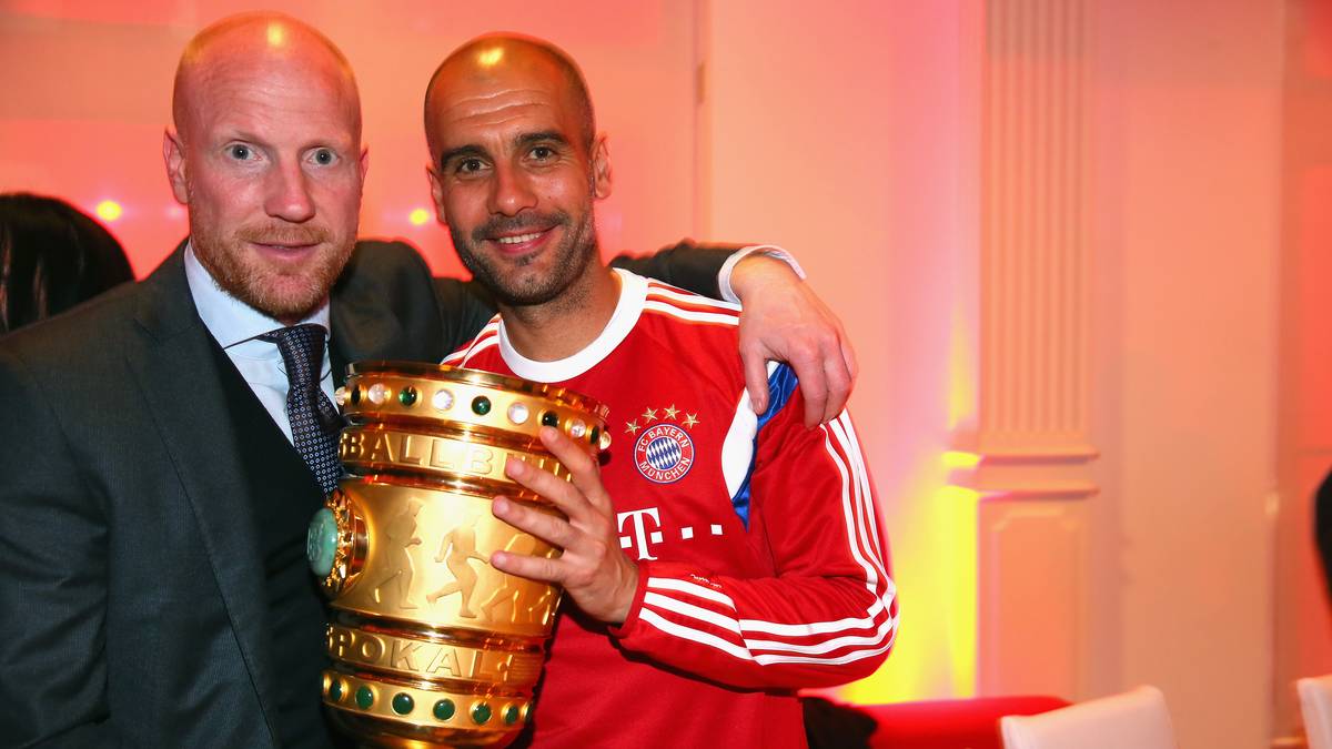 Matthias Sammer (links) und Pep Guardiola halten den DFB-Pokal