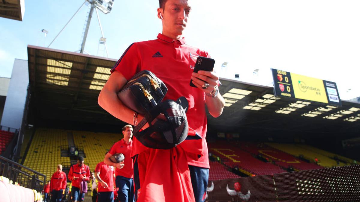 MESUT ÖZIL (30, FC Arsenal): Stand mit Werder Bremen zwar schon 2009 im UEFA-Pokal-Finale, doch bei der WM 2010 ging sein Stern auf. Real Madrid schlug zu. Nach drei zumeist guten Jahren zog er 2013 für 50 Millionen Euro nach London weiter. Dort Weltmeister und Kapitän. Provozierte dann sein Ende im DFB-Team, auch bei Arsenal inzwischen nur noch Bankdrücker