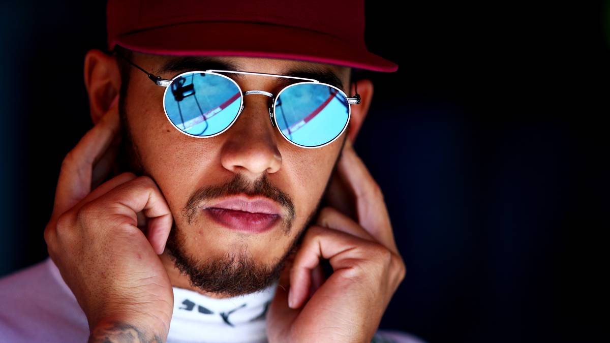 Nicht ganz so gut wie bei Rosberg ist die Laune bei Weltmeister Lewis Hamilton aktuell. Der Brite verfolgt daher eher das Motto "Nichts hören, nichts sehen"