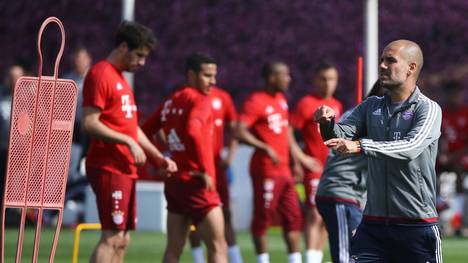 Pep Guardiola (r.) wird den FC Bayern im Sommer verlassen