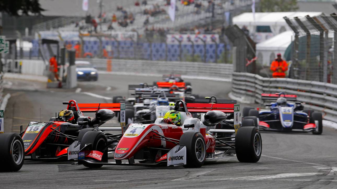 Schumacher rast auf Platz sieben vor