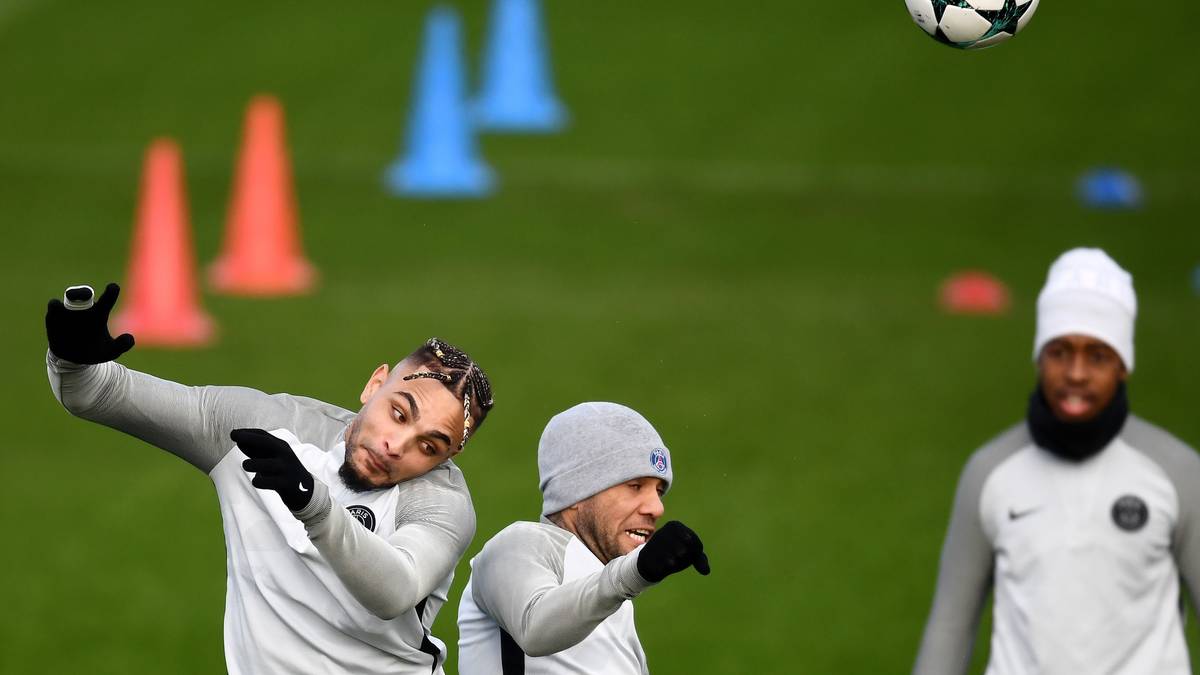 Die geflochtenen Zöpfchen scheinen den Linksverteidiger beim Kopfball nicht sonderlich zu stören