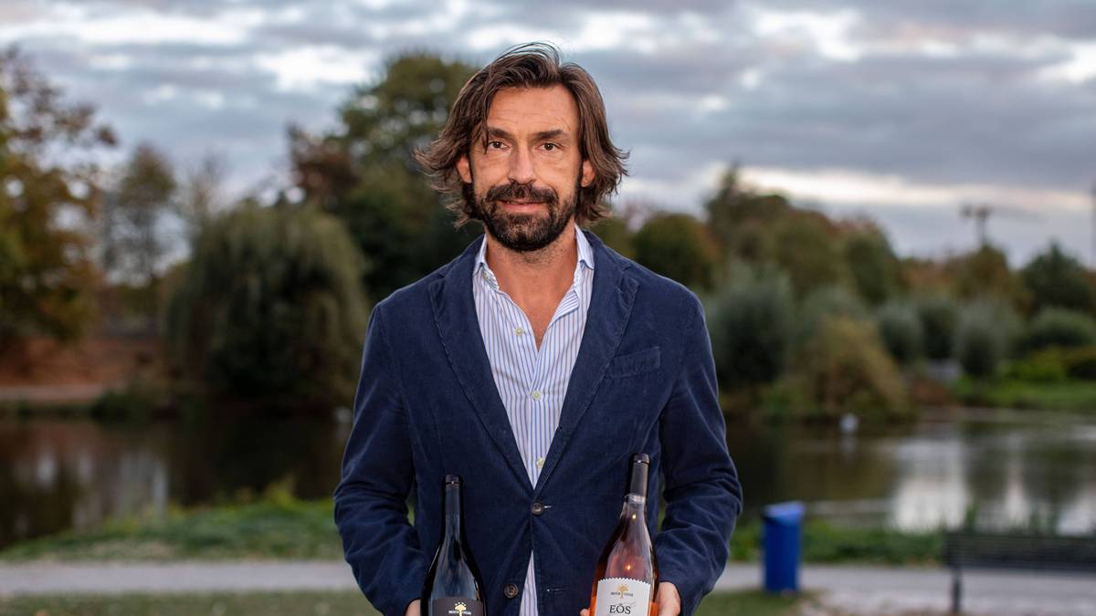 Andrea Pirlo hat sein Hobby zum Nebenverdienst gemacht: Der italienische Feingeist ist unter die Winzer gegangen. Der Weltmeister von 2006 betreibt ein Weingut in seinem Heimatort nahe Brescia - und ist sein eigener Kunde: "Als Profi konnte ich vielleicht höchstens mal ein Glas nach einem Sieg trinken. Heute habe ich das große Glück, auch mal zwei trinken zu dürfen. Oder auch mehr"