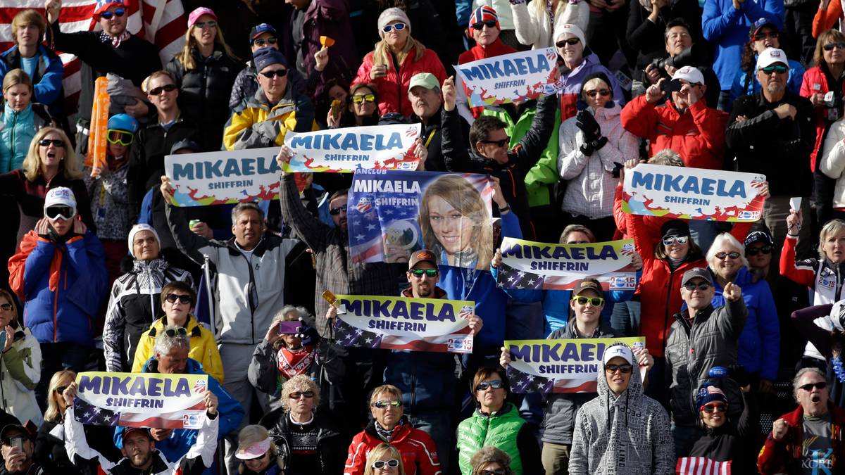 Mikaela Shiffrin kann für die USA nicht die Fahne aufrecht halten. Die Fans versuchen das über ausgerollte Banner zu kompensieren