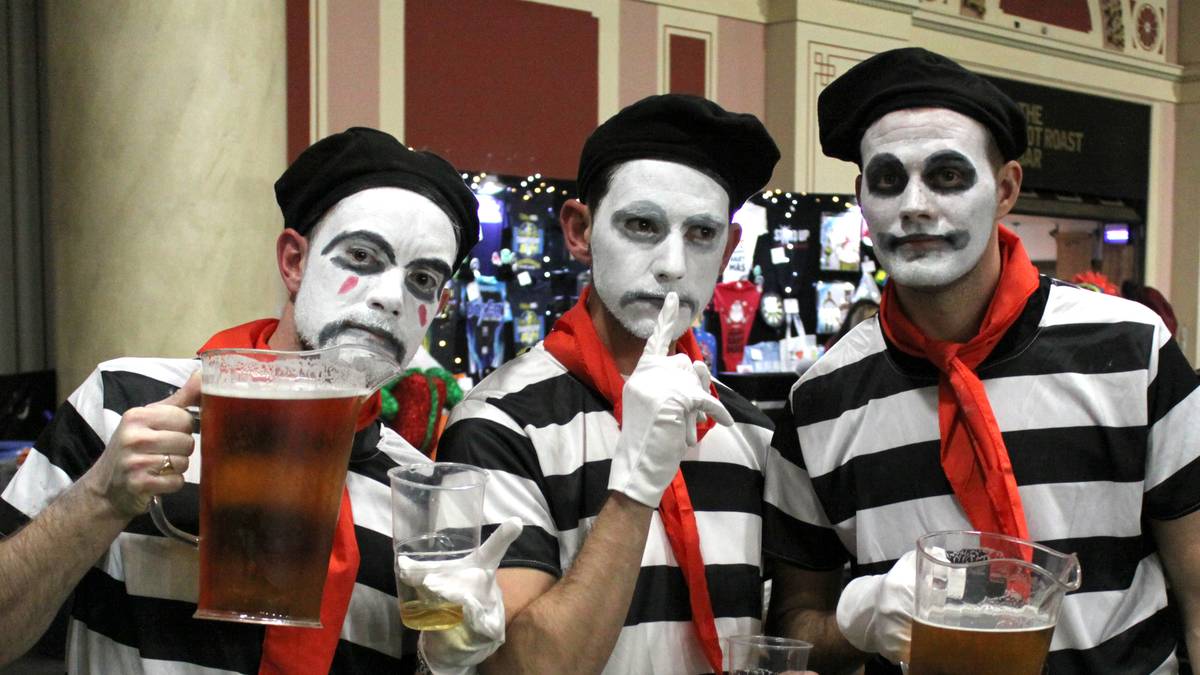 Pssst - niemandem etwas verraten! Diese drei traurigen Clowns machen aus ihrem Bierkonsum noch ein Geheimnis. Vielleicht machen sie sich aber auch Sorgen, dass...