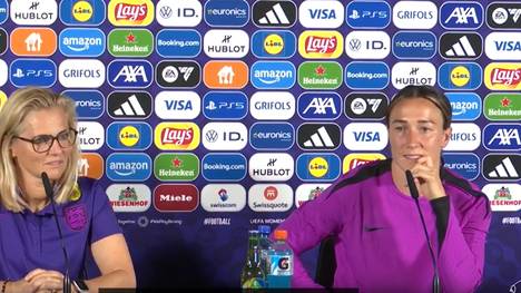 Sarina Wiegman und Lucy Bronze verraten, wer im Lager der englischen Nationalmannschaft am Darts-Board den Ton angibt. Dabei fallen vor allem die Namen von Lauren Hemp und Leah Williamson.