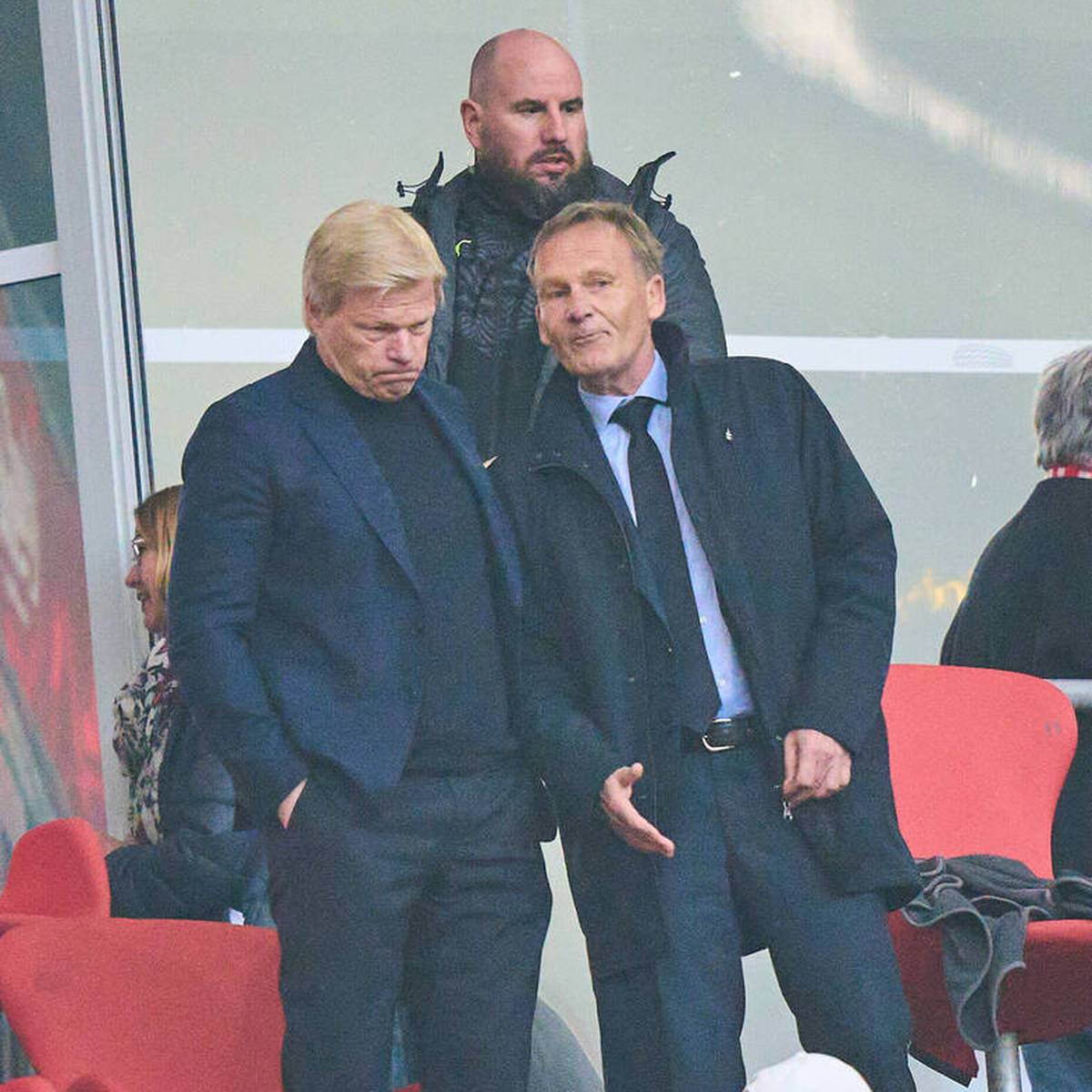 Oliver Kahn kann sich weiter Bundesliga-Playoffs als Kampf gegen die Langweile im Titelrennen vorstellen. Auch BVB-Boss Hans-Joachim Watzke hält dies für denkbar, wenn sich die Dominanz des FC Bayern fortsetzt.