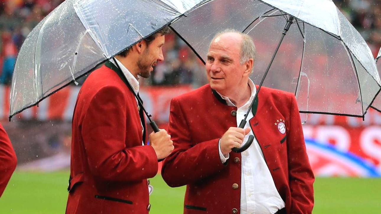 Mark van Bommel und Uli Hoeneß im Gespräch