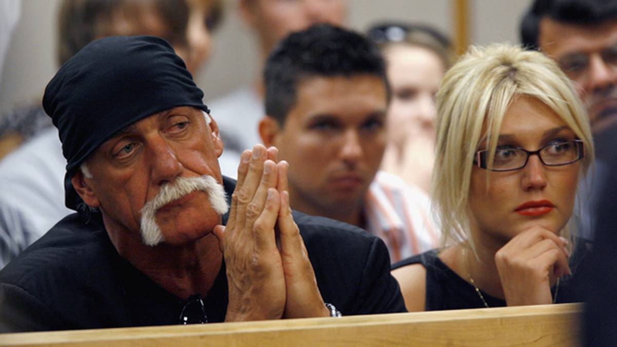 Im Zuge des Prozesses wurde eine rassistische Tirade Hogans aus dem Jahr 2008 veröffentlicht. Auf dem heimlich gefilmtem Tape beschimpfte Hogan den damaligen Freund von Tochter Brooke mehrfach als "F***ing Nigger"