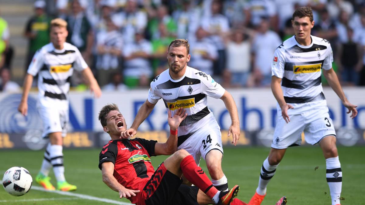 Der Schrei! Florian Niederlechner geht gegen Gladbachs Tony Jantschke zu Boden